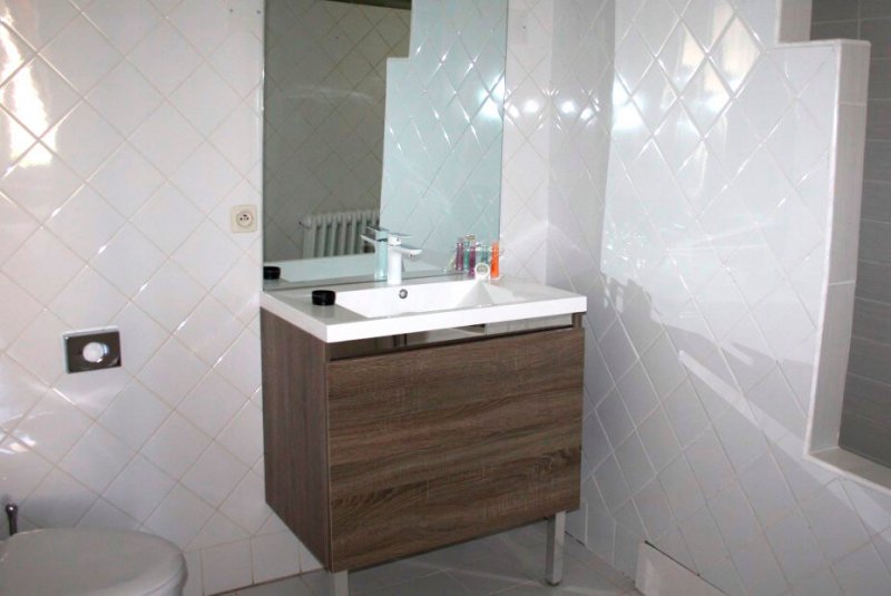 Eva_bathroom_with_storage_5990-1024x621